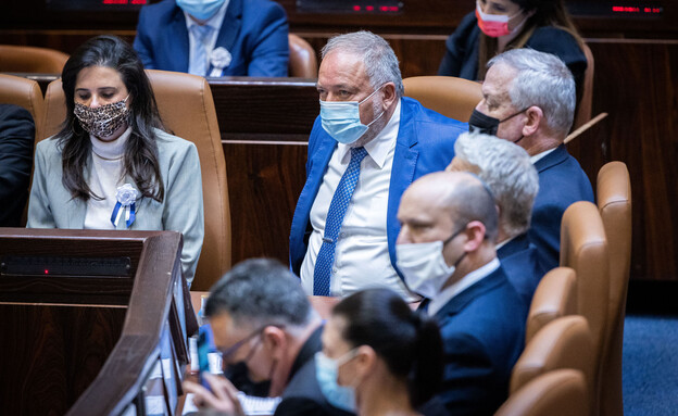 גנץ, בנט, מיכאלי, לפיד, סער וליברמן במליאת הכנסת (צילום: יונתן סינדל, פלאש 90)