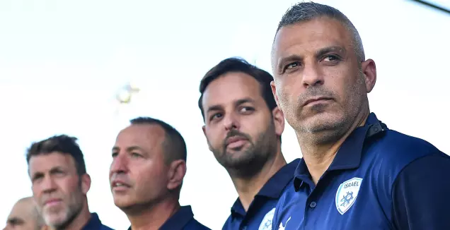 אופיר חיים וצוות האימון  (Photo by Seb Day - UEFA via Sportsfile)