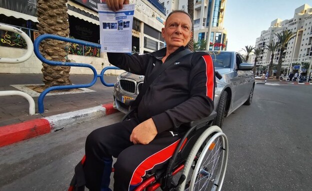 גרגורי והדו"חות שקיבל (צילום: דודי לוי, כאן דרום )