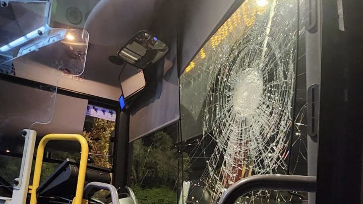 אדם נפגע ונזק כבד נגרם לאוטובוס בפיגוע אבנים סמוך לצומת ה-T בגוש עציון