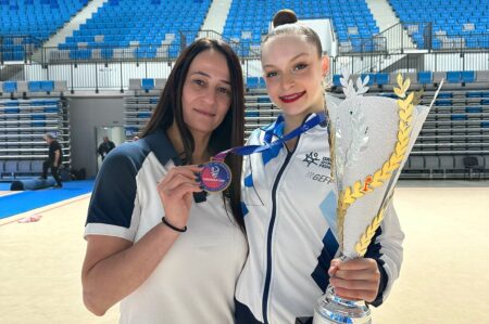 מיטל סומקין (מימין) עם איילת זוסמן מאמנת הנבחרת באליפות אירופה (צילום: איגוד ההתעמלות)