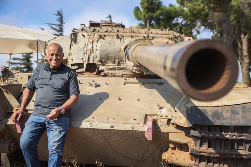 אביגדור קהלני על רקע טנק בעמק הבכא (צילום: דוד כהן/פלאש90)