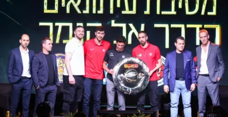 המאמנים והקפטנים עם הצלחת במסיבת העיתונאים (שחר גרוס)