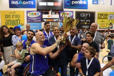 דותן מישר עם הגביע (צילום: קרן איזקסון)